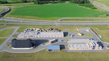 Bitişik yolları olan sanayi kompleksi, havadan çekim