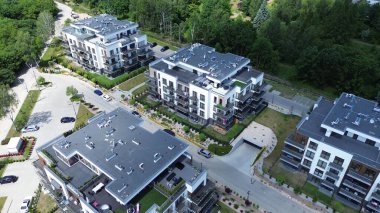 Avrupa 'da yeşilliklerle çevrili modern daireler