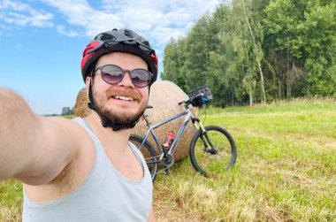 Bisikletçi Bisikletle Sahne Alanında Selfie Molasından Zevk Aldı