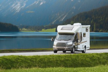 Dağ Ufkuna Karşı Bir Karavan Yolculuğu. Açık Yol Çağırır