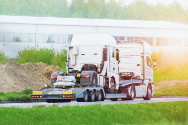 Beyaz ticari minibüsleri olan nakliye kamyonu