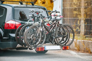 SUV dağ bisikletlerini yolda taşıyor.