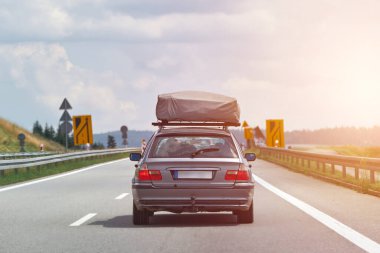 Yeşil Park 'ın yakınındaki kırsal yolda eski bir kampçı.