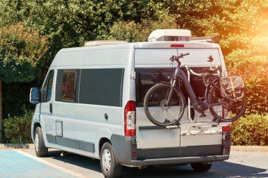 Çimenli park alanının yakınındaki Retro Karavan