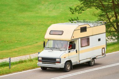 Yeşil Park Yolu yakınında tatilde olan Retro karavan.