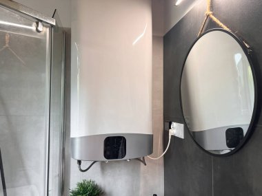Ev banyosuna modern elektrikli su ısıtıcısı yerleştirildi.