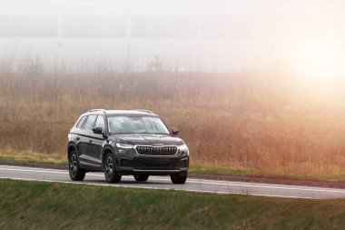 Sunset Drive in Geniş Aile SUV on Scenic Route