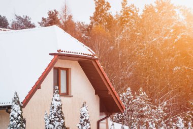 Kar, Huzurlu Orman Evini Örtüyor