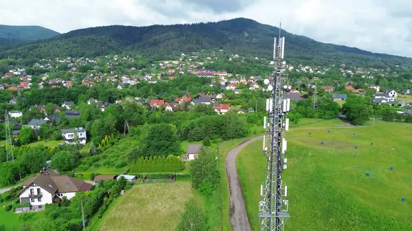 Dönek yolu ve dağları olan LTE Gelişmiş Hücre Kulesi