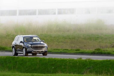 Pahalı bir SUV kırsaldan geçiyor.