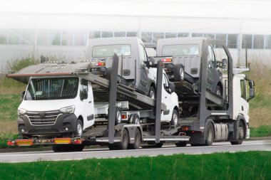 Ticari nakliye filosunu düz yataklı çekici ile işe teslim etmek.