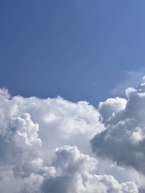 Pofuduk beyaz bulutlar parlak mavi gökyüzüne karşı