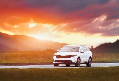 Büyük, modern, beyaz, sıralı bir SUV kamyonet. Kore 'den. Güvenli araba..