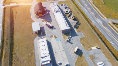 Yukarıdan bağlı yolların görüldüğü sanayi bölgesi