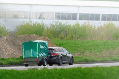 Üzerinde römork olan bir araba kullanmak.