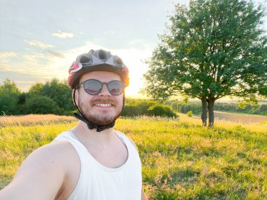 Bisikletçi Saman ve Ağaçlarla çevrili Tarlada Selfie Çekiyor