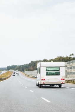 Aile karavanı sessiz cadde boyunca ilerliyor.