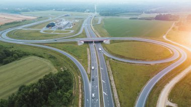 Mavi gökyüzünün altında Avrupa 'da kırsal otoyol kavşağı