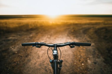 Hafta sonu Dağ Bisiklet Yolu 'ndaki Maceranın Ilık Parıltısı