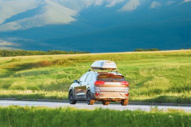 Dönen kırsal yolda araba