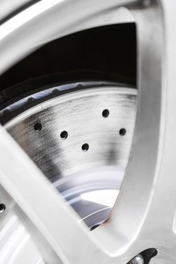 Otomotiv teknolojisini, güvenliği ve yüksek performanslı sürücüyü sembolize eden matkaplı disk fren pervanesi takıldı.