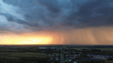 Kırsal kesimde, fırtına bulutları ve kırsal kesimde