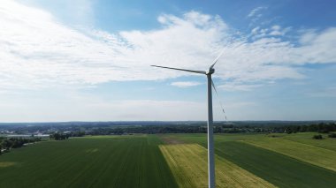 Kırsal yeşil alanlarda rüzgar türbininin havadan görüntüsü