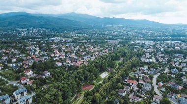 Bielsko-Biala ile Evler ve Ağaçlar Hava Görüntüsü