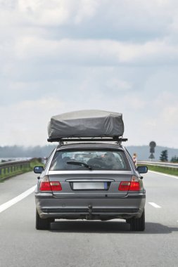 Parkın yakınındaki kırsal otobanı araştıran klasik bir karavan.