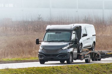 Kamyon ile nakledilen ticari minibüsler