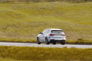 Pahalı bir SUV kırsaldan geçiyor.