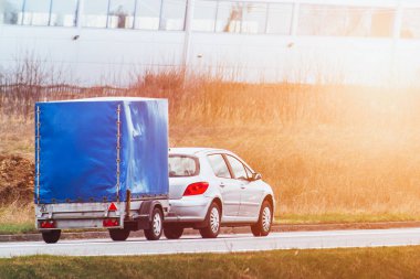 Güneşli kırsalda araba çekme karavanı