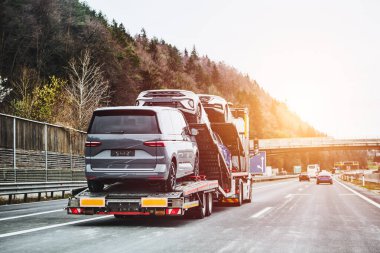 Yepyeni arazi araçları ve satılık arabalarla dolu bir karavan.