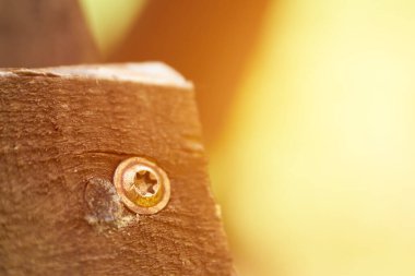 Tahtadaki altıgen cıvatanın makro görüntüsü