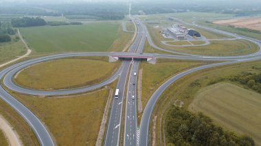 Verimli ulaşım ve ticaret ve turizmi kolaylaştırmak amacıyla, Avrupa 'da kenti birbirine bağlayan bir otoyol kavşağının havadan görünüşü