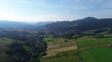 Bereketli yeşil tarlaların ve uzak dağların havadan görünüşü