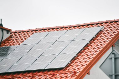 Konut çatısına etkili güneş paneli sistemi kurulmuş