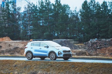 Ağaçların yanındaki manzaralı yolda sıkıştırılmış kesişme hızı