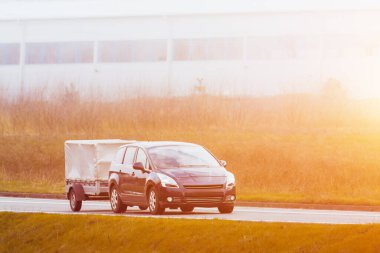 Güneşli kırsalda araba çekme karavanı