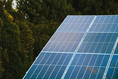 Evin çatısında temiz enerji güneş panelleri