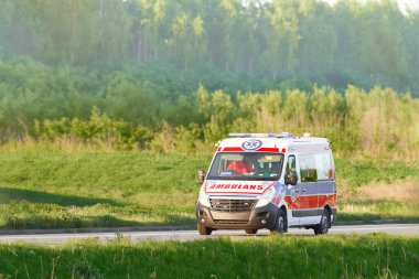 Kırsal kesimde açık havada ambulans sürüyor