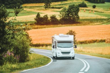 Kırsal bölgedeki manzaralı parkın yakınında klasik bir karavan.