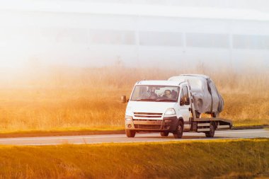 Klasik bir araba taşıyan yassı kamyon.