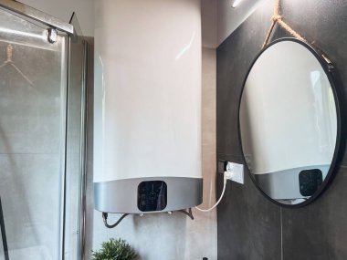 Banyoda akan su için elektrikli su ısıtıcısı.
