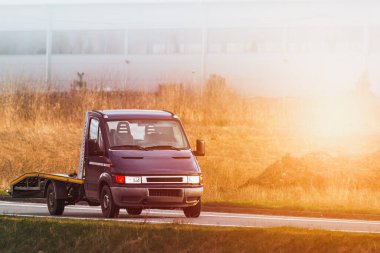 Gün batımında manzaralı bir otoyolda boş bir çekici.