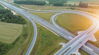 Kırsal kesimdeki karmaşık yol şebekesinin insansız hava aracı görünümü