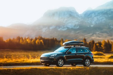 Nihai Aile Seyahat Deneyimi için Çatı Kutusu olan siyah SUV