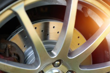 Daha iyi fren sistemi soğutma için atölyeye yerleştirilmiş delinmiş disk rotoru