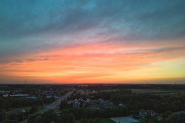 Yağmur ve renkli bulutlarla dramatik bir gün batımı.