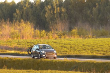 Kırsal kesimde bisikleti olan araba.